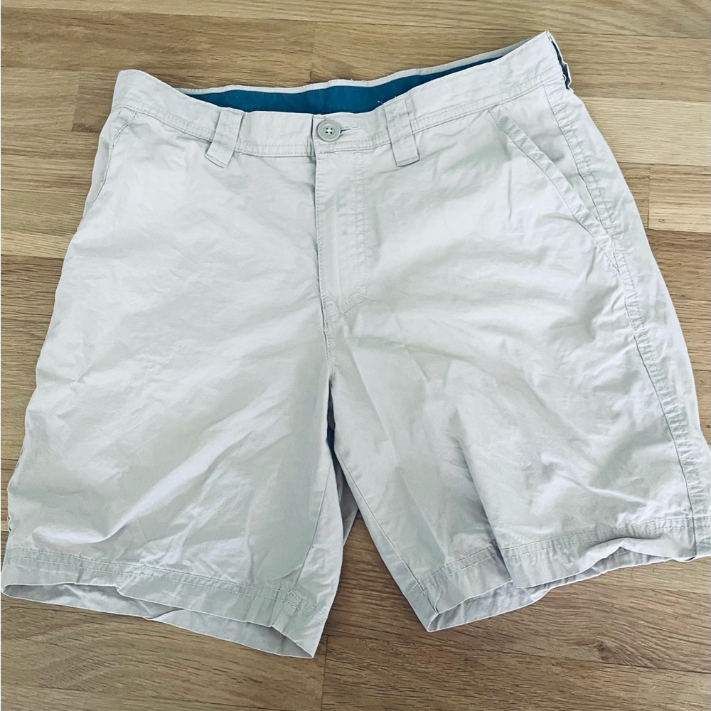 Columbia Men's Khaki Chino Shorts Size 30W 8" Inseam EUC color is light Fossil